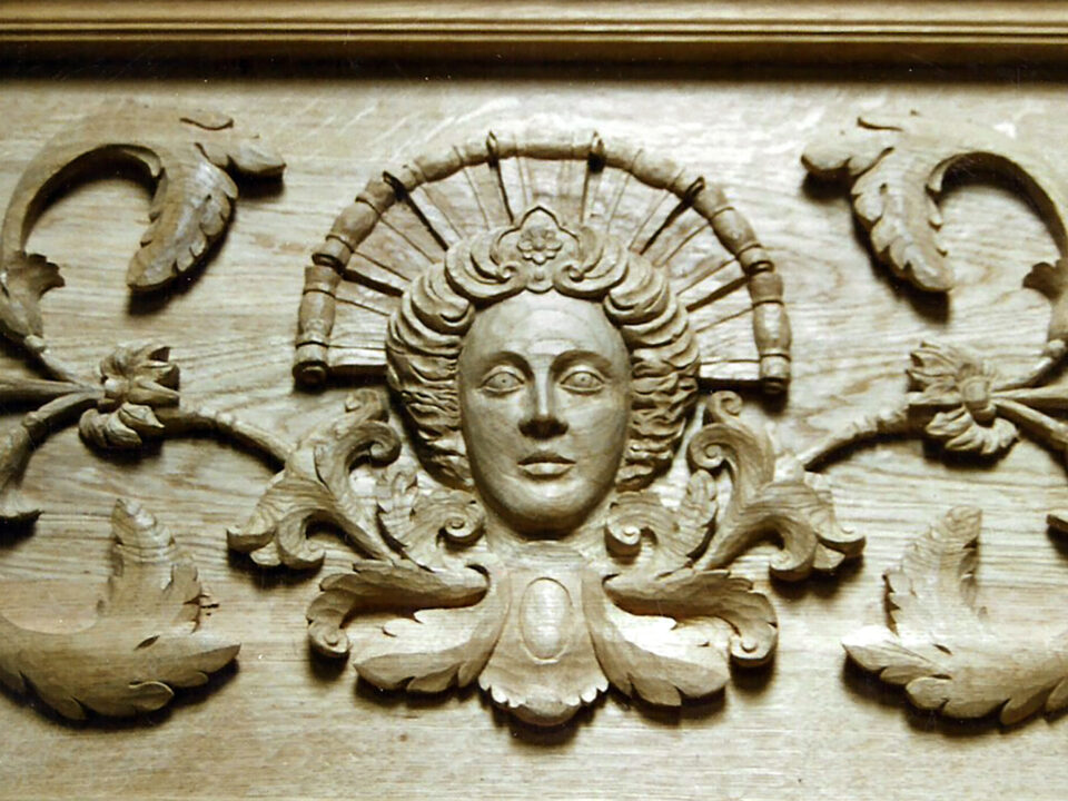 Talla en madera. Talla aplicada. Detalle friso roble femenino. Gubiarte