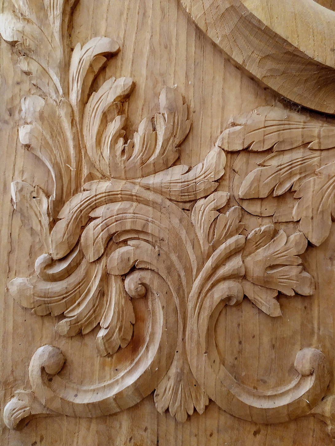 Talla en madera. Talla aplicada. Detalle sitial. Gubiarte