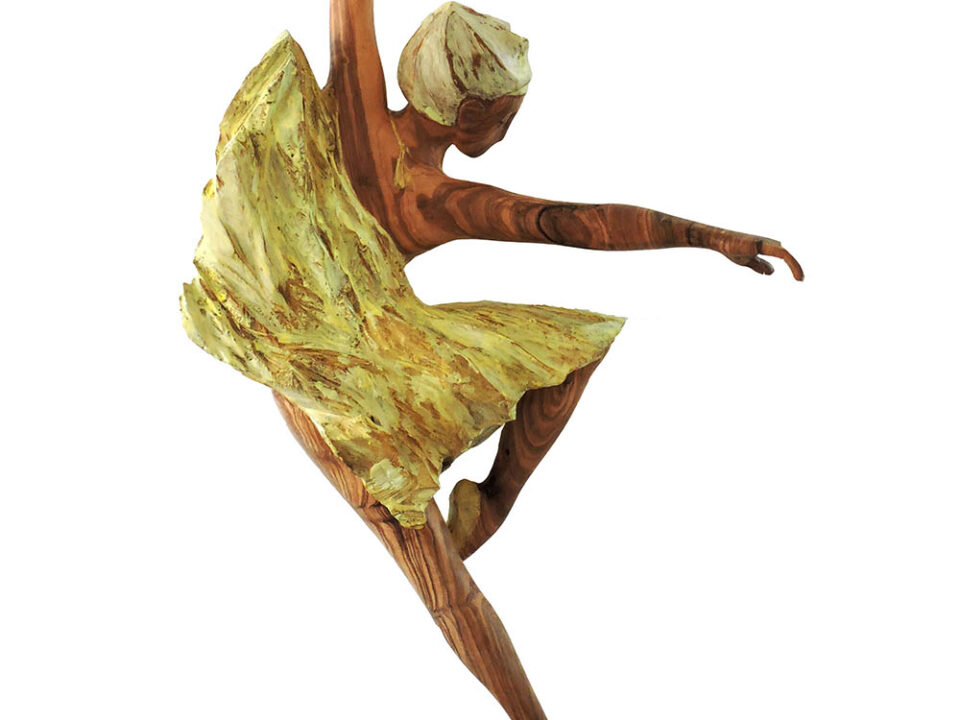 Talla en madera. Serie Movimiento. Bailarina amarilla. Olivo . 34x67x12 cm. Gubiarte