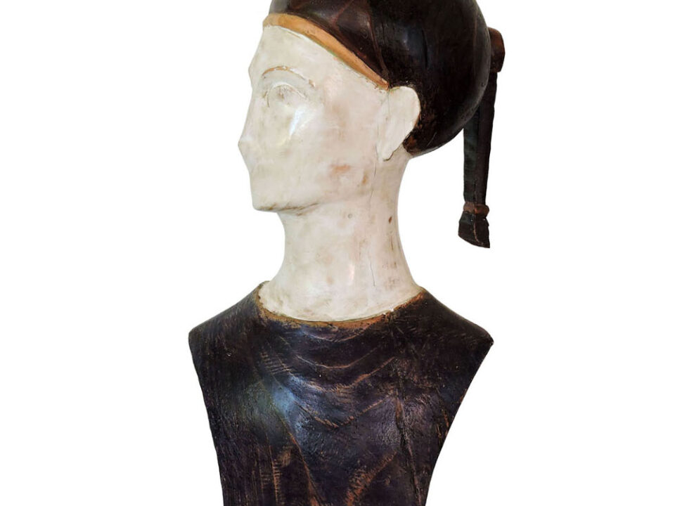 Talla en madera. Xía. Ciprés y estuco. 20x36,5x15,5 cm. Gubiarte